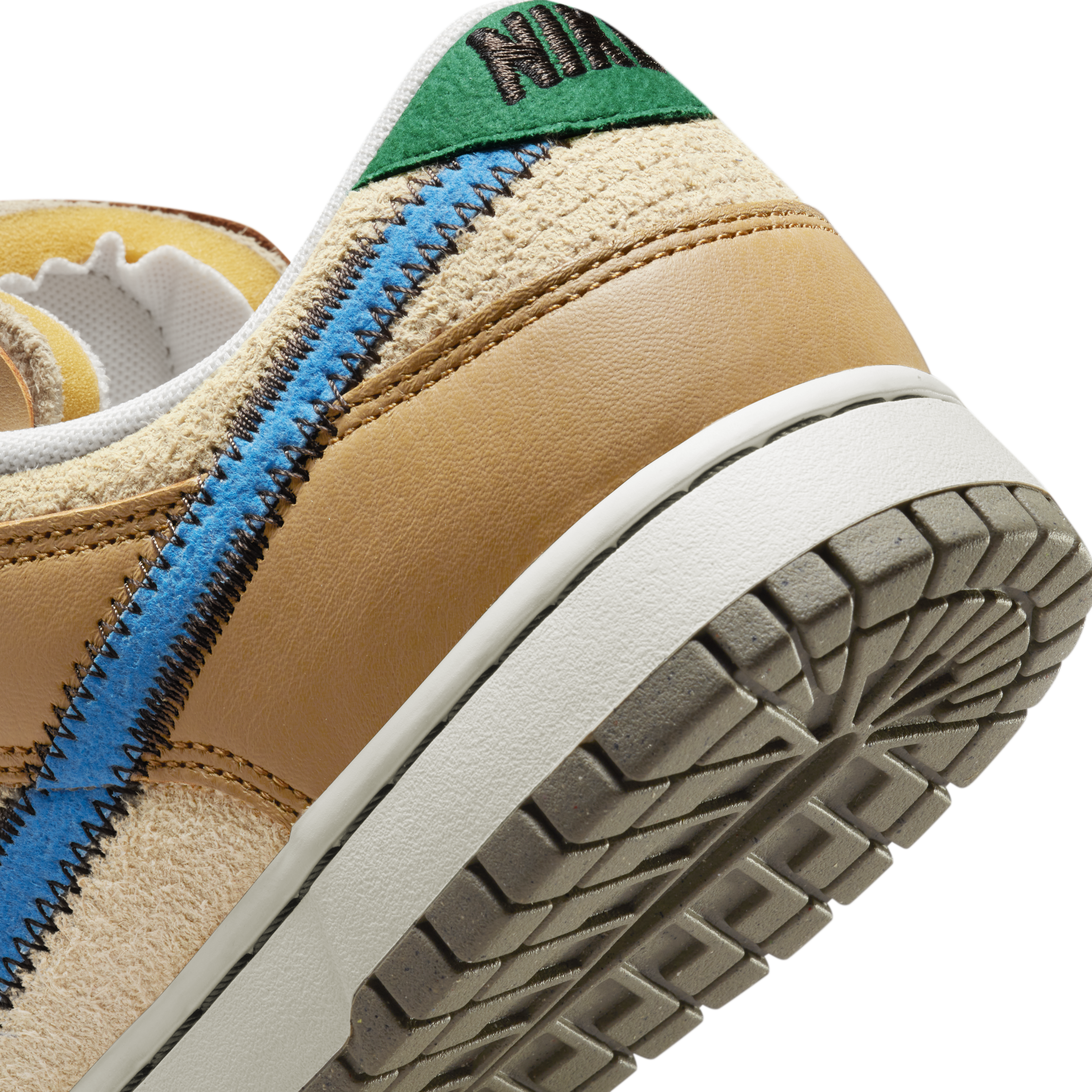 size? x Nike Dunk Low Dark Driftwood DO6712-200 Nicesnk