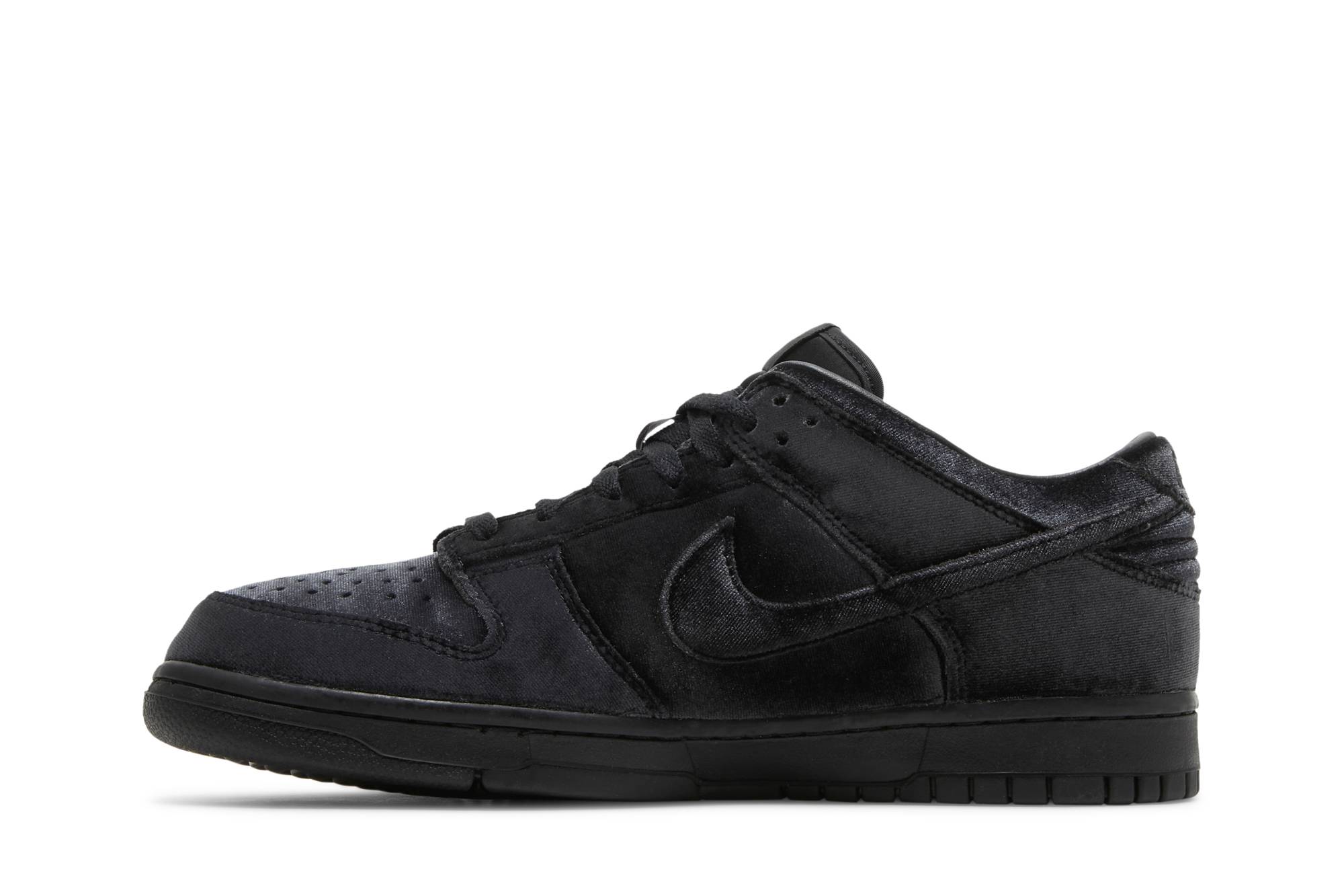 Dover Street Market x Nike Dunk Low ‘Triple Black’ DH2686-002